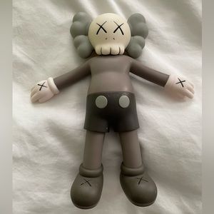 KAWS Holiday bath toy. Used as a bath toy for a bit. So no packaging.
